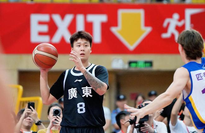 星空体育平台包含今晨深圳男篮防线松动:CBA季后赛节点到来;悬念犹存;阵容厚度经受考验的词条